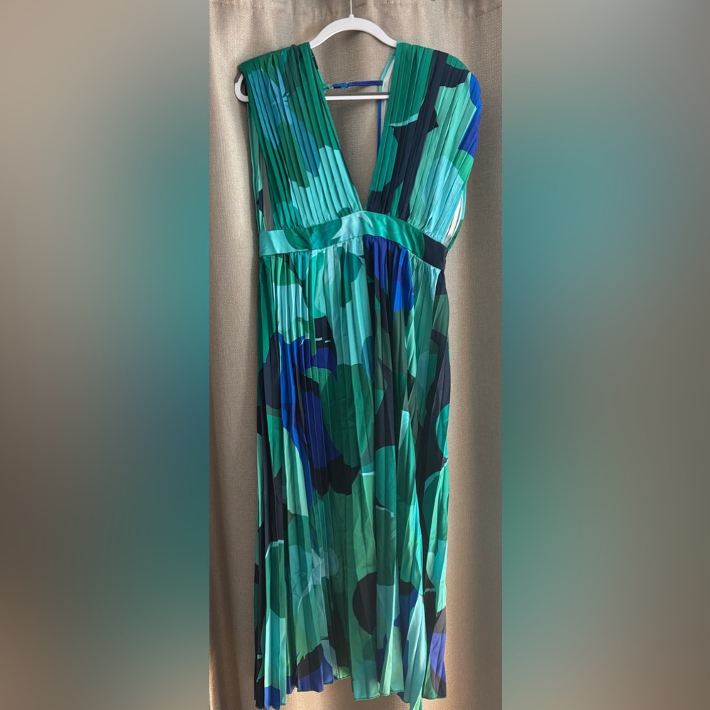 Elegant Green and Blue Pleated Dress - Picture 2 of 2